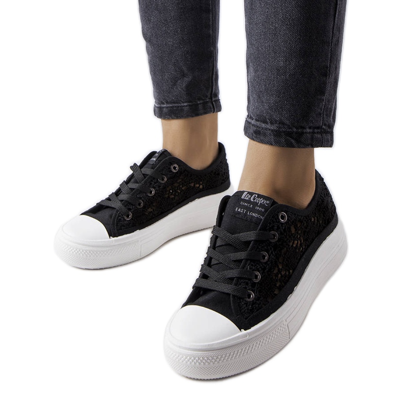 Tênis preto vazado Lee Cooper LCW-23-44-1618L