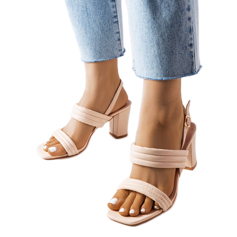 Sandálias bege no posto Moli