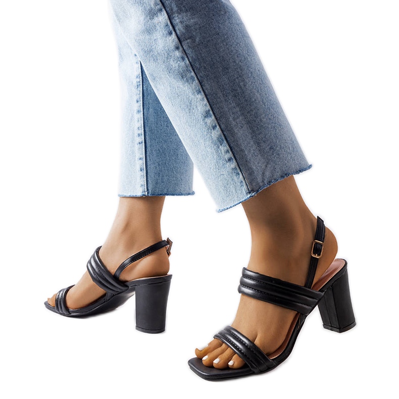 Sandálias pretas no posto Moli preto