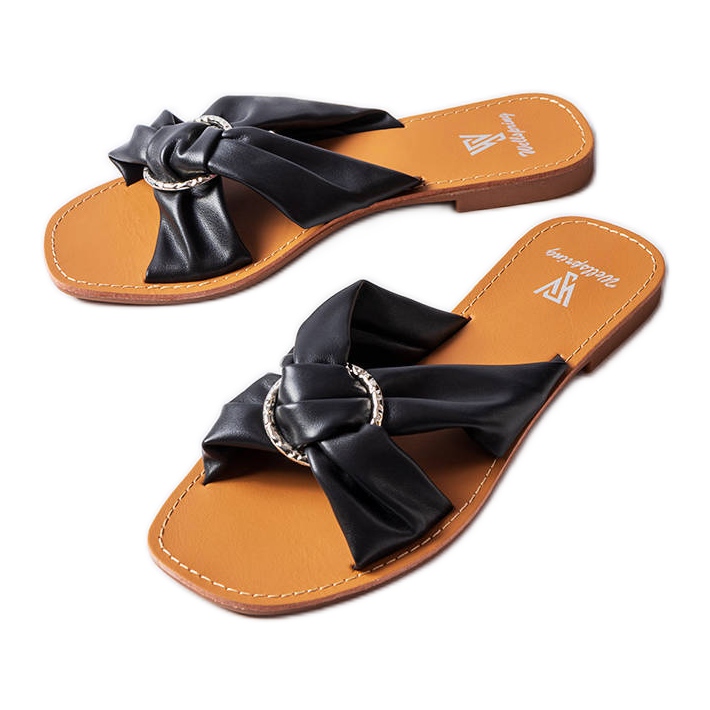 Chinelos pretos elegantes de Belisarda