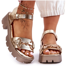 Sandálias femininas de couro com enfeites dourados emori