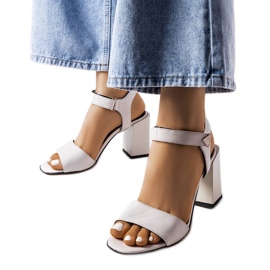 Sandália cinza no poste da Karino