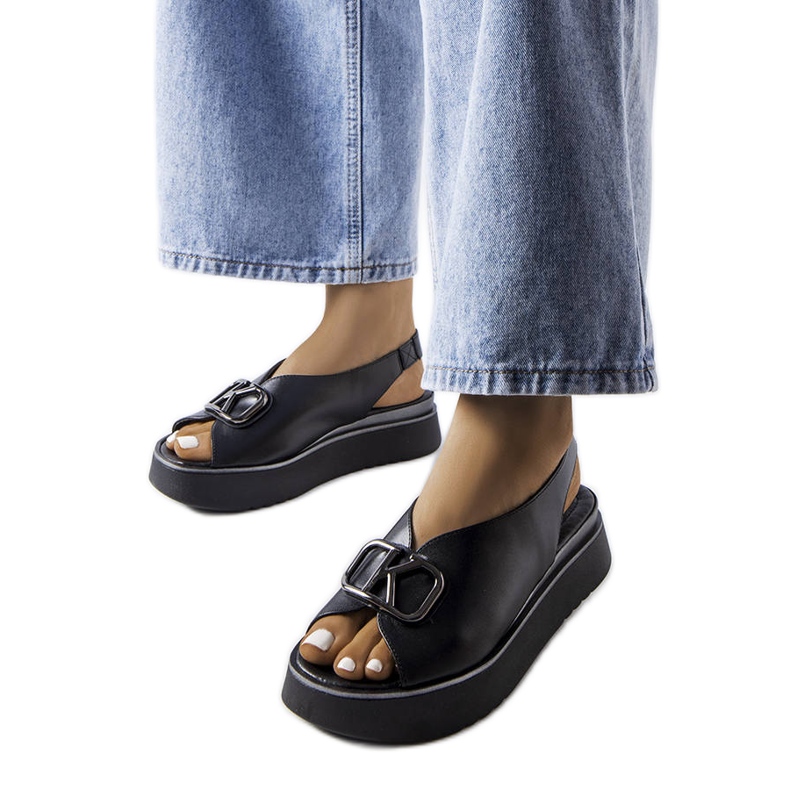 Sandália plataforma preta com enfeites Karino preto