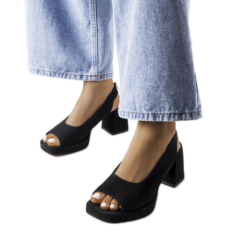 Sandália preta de veludo, Karino. preto