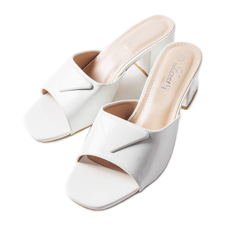 Abas lacadas a branco no poste do Ramal