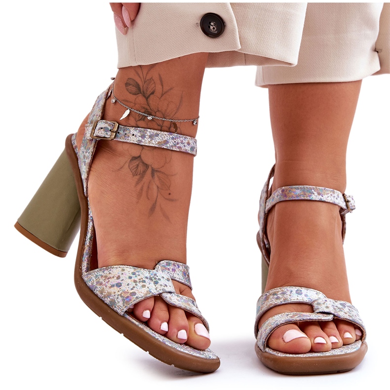 Sandália de couro no salto Maciejka 06029-24 branco-verde