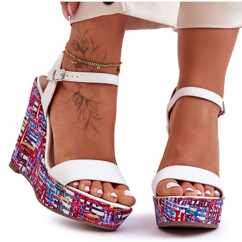 Sandálias femininas em uma cunha colorida branca Malibu branco