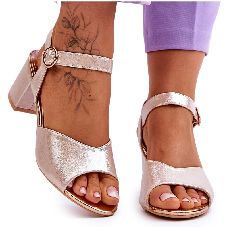 Vinceza Sandálias de couro eco feminino no posto metálico dourado