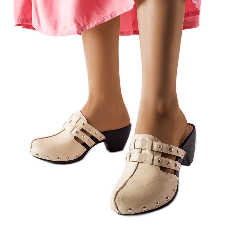 Tamancos bege da Custer Tamancos bege da Custer