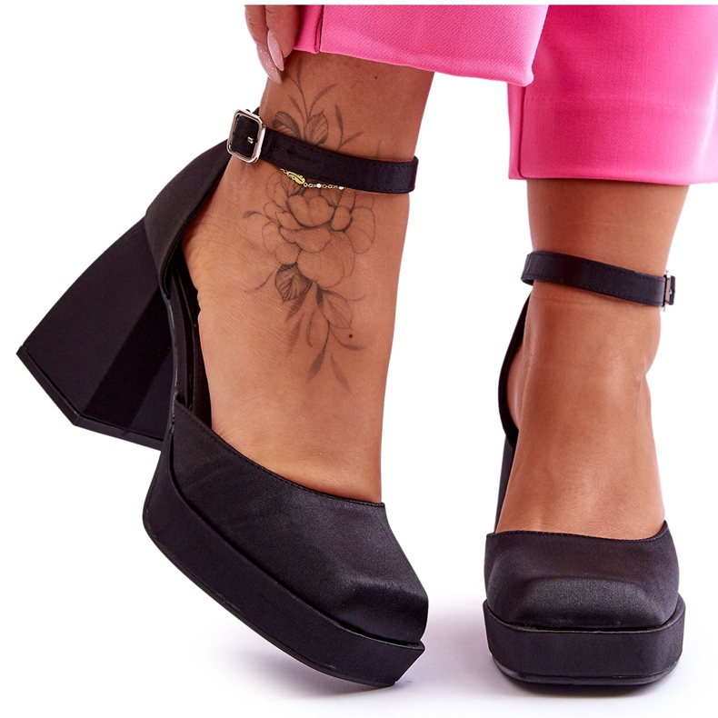 Bombas da moda em saltos maciços Black Sandia preto