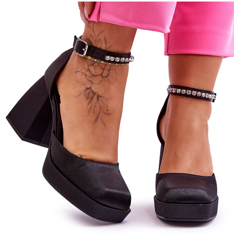 Bombas da moda em saltos maciços com zircônias pretas Adel preto