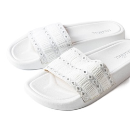 Sliders brancos decorados com babados por Ernest