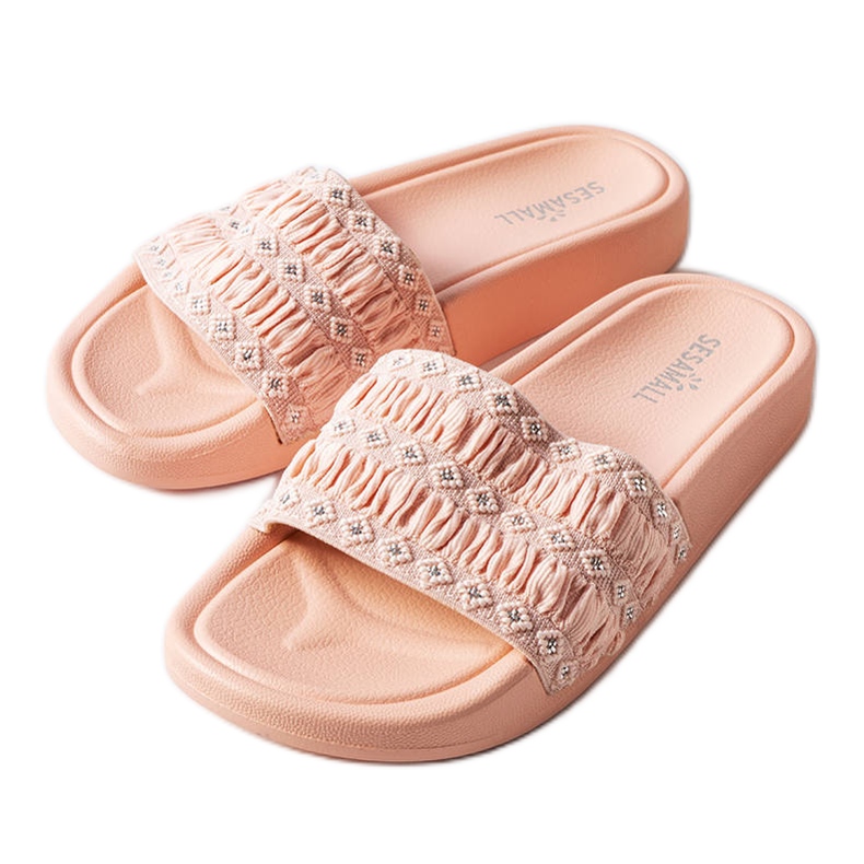 Os slides rosa com babados de Ernest