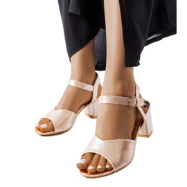 Sandália dourada no poste de Vinceza bege