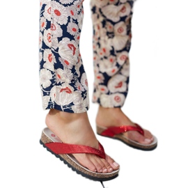 Sandália de cunha com brocado vermelho, Isidoro. Sandália de cunha com brocado vermelho, Isidoro.