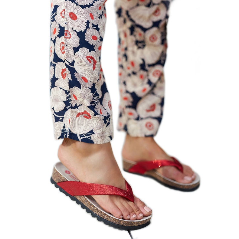 Sandália de cunha com brocado vermelho, Isidoro.