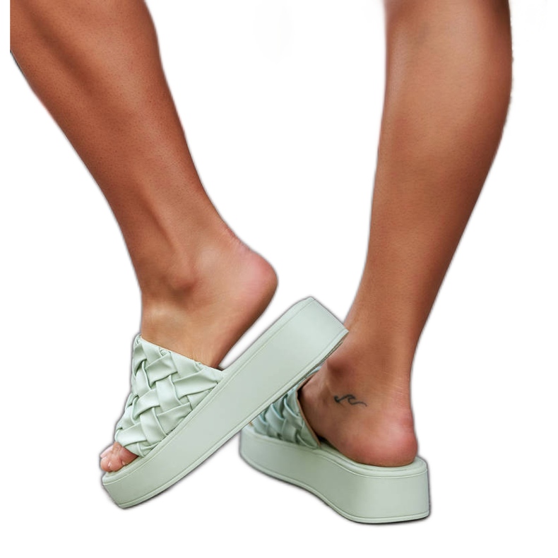 Chinelos verdes na plataforma Esposito