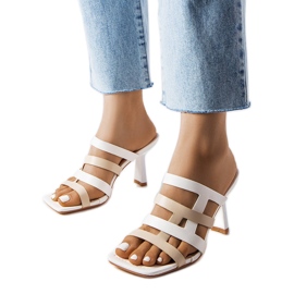 Chinelos brancos em um alfinete