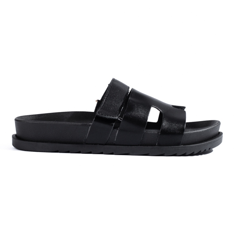 Chinelos de mulheres negras em uma plataforma Shelovet grossa preto