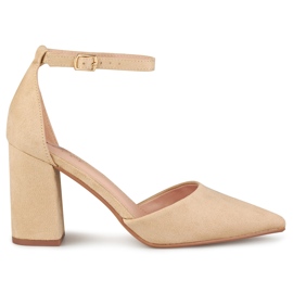 Sapatilha bege em poste amarrado no tornozelo