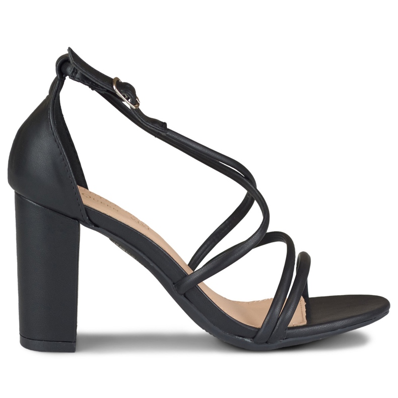 Sandálias de mulheres negras no posto Isan preto