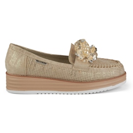 Sapatos a céu aberto na plataforma com uma decoração bege Sapatos a céu aberto na plataforma com uma decoração bege