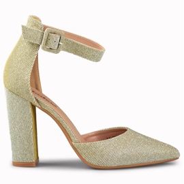 Scarpins de brocado dourado presos no tornozelo
