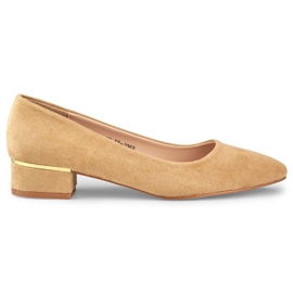 Bombas bege em um salto baixo