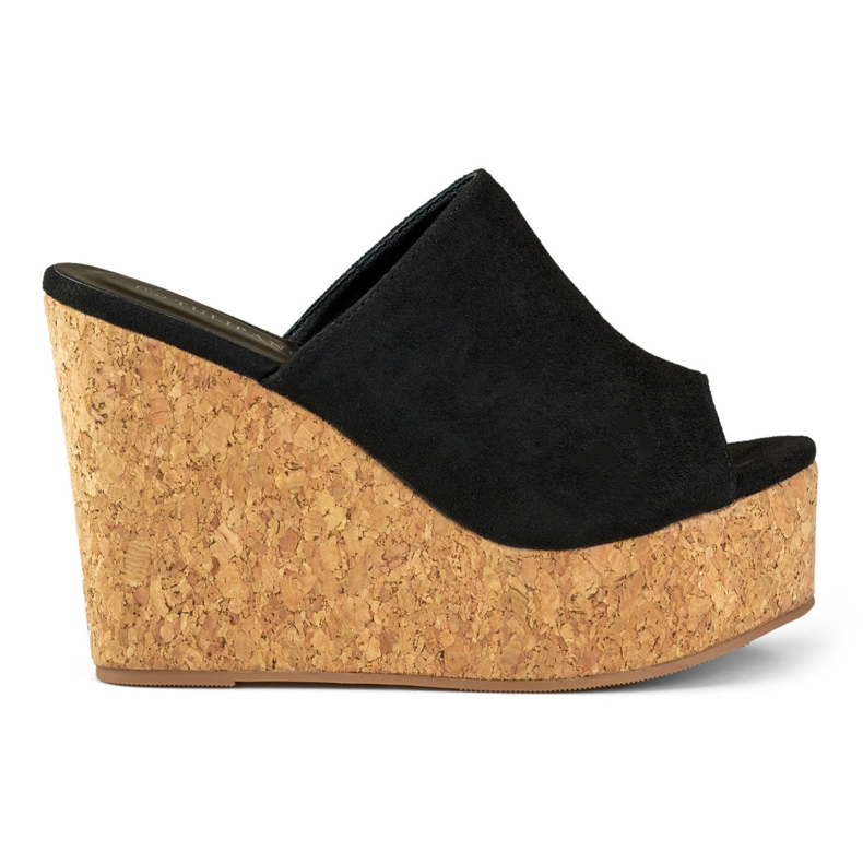 Chinelos pretos em uma cunha de cortiça