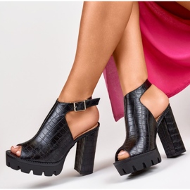 Sandálias pretas de senhora com salto alto preto