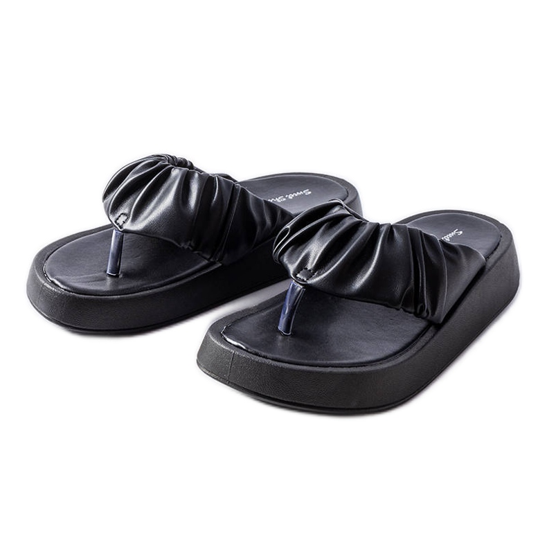Black flops com um recolhimento preto