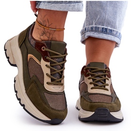 PM1 Sapatos esportivos com cadarço em uma plataforma de fuga verde