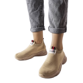 Tênis slip-on bege escuro Greco. Tênis slip-on bege escuro Greco.