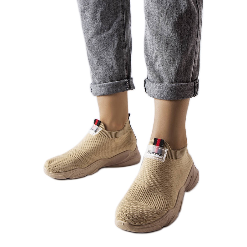 Tênis slip-on bege escuro Greco. Tênis slip-on bege escuro Greco.