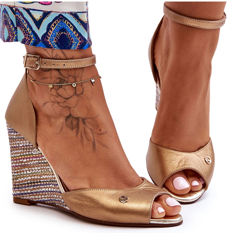 Sandália de cunha de couro Laura Messi 2603/784 ouro dourado