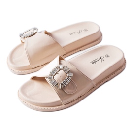 Slides bege decorados com strass de Griegsvei