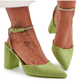 Sapato de camurça com faixa decorativa verde lirosa