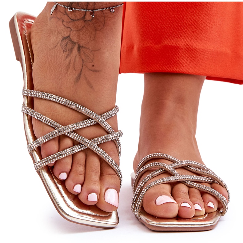 Chinelos femininos com listras e strass dourado Leomi