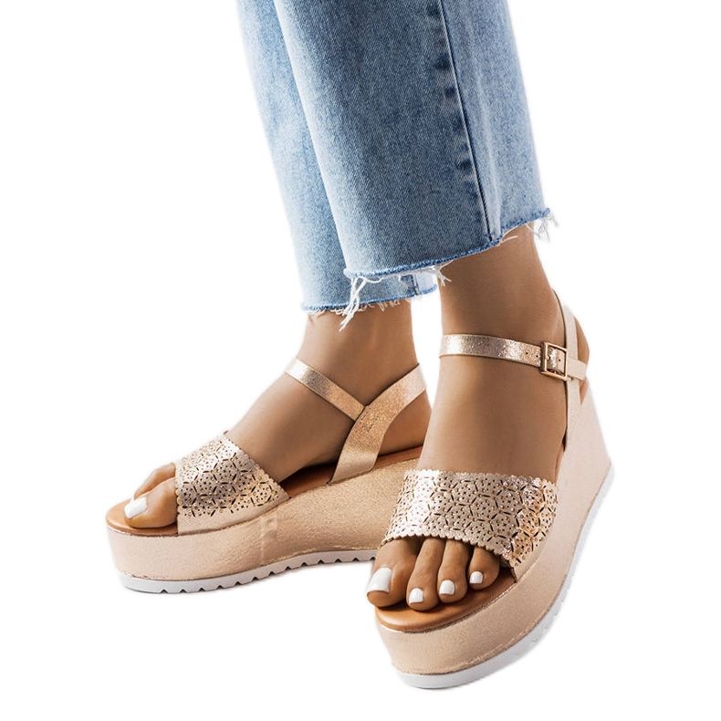 Sandália plataforma dourada com recortes Stockton dourado