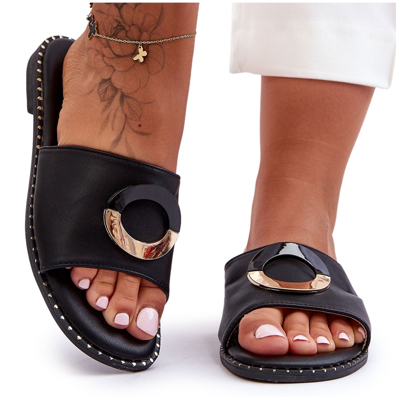 Chinelos femininos pretos com enfeites de xerez