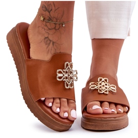 PG1 Chinelos plataforma de couro feminino com decoração marrom azera