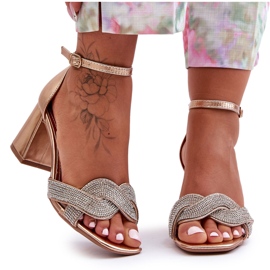 Sandália de salto baixo com strass ouro rosa Monra dourado