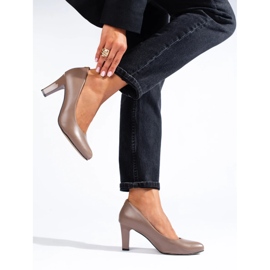 Sapatos clássicos de salto bege escuro da Shelovet