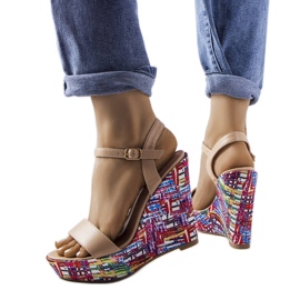 Sandália de cunha com aplicações bege Fairmont Sandália de cunha com aplicações bege Fairmont