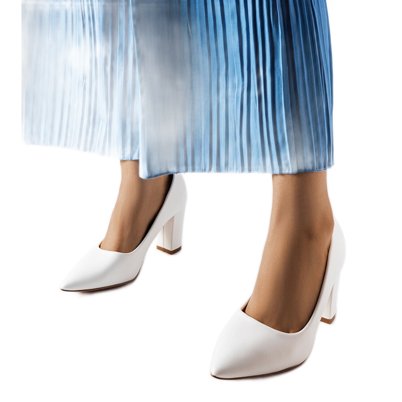 Sapatos brancos Maurelle no quarteirão