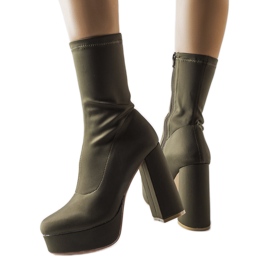 Inna Botas de cetim verde em um poste maciço de Glus