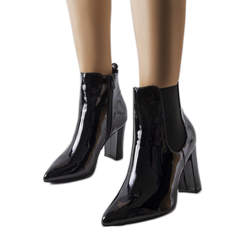 Botas pretas envernizadas no posto Dolla preto