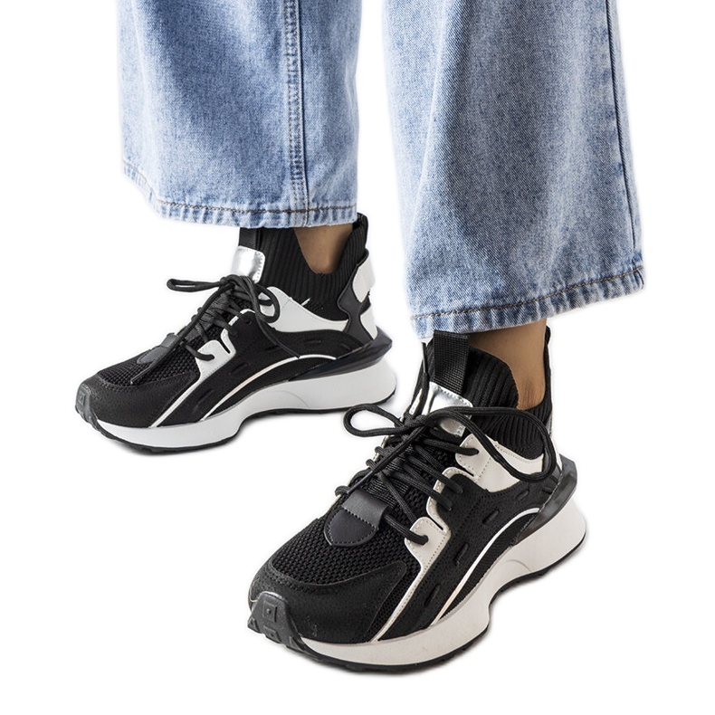 Inna Tênis estiloso preto e branco da Begins