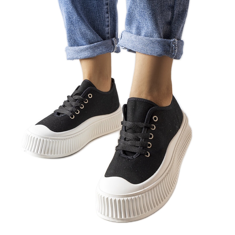 Inna Tênis preto e solado grosso Wallace