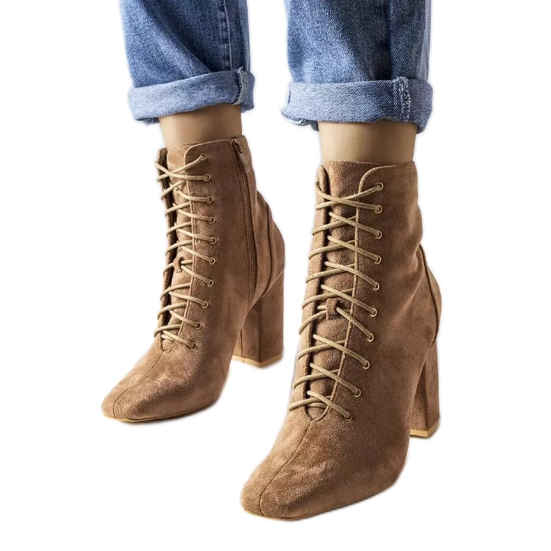 Botins bege com cadarço, Drouins